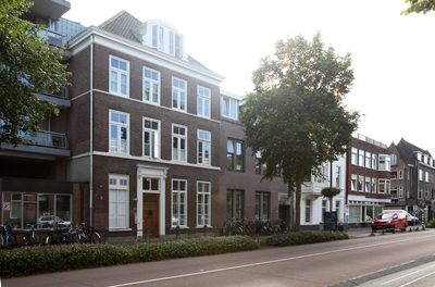 916015 Gezicht op de panden Biltstraat 121 -lager te Utrecht.